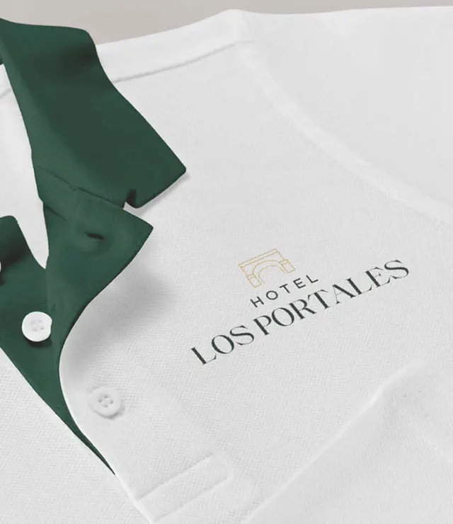 Menú impreso del Hotel Los Portales sobre un plato