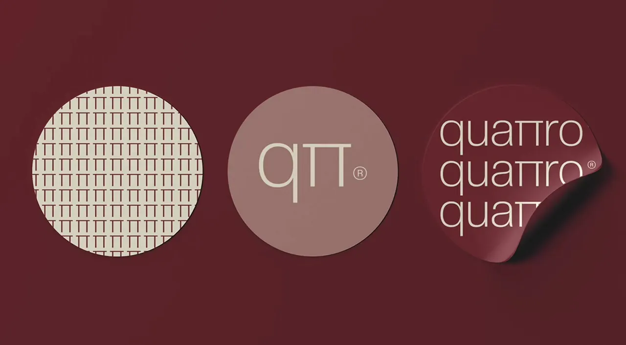 Logotipo Quattro en relieve sobre una superficie roja