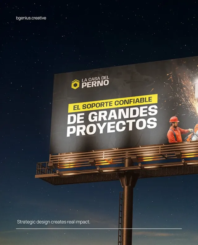 Valla de La Casa del Perno iluminada de noche con el mensaje El soporte confiable de grandes proyectos