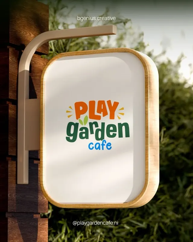 Rótulo de Play Garden Café sobre un fondo de plantas